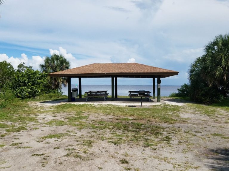 shelters scattered throughthe 768x576