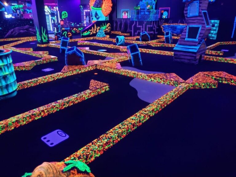 glow in the dark indoor golf course 1024x768 1 768x576